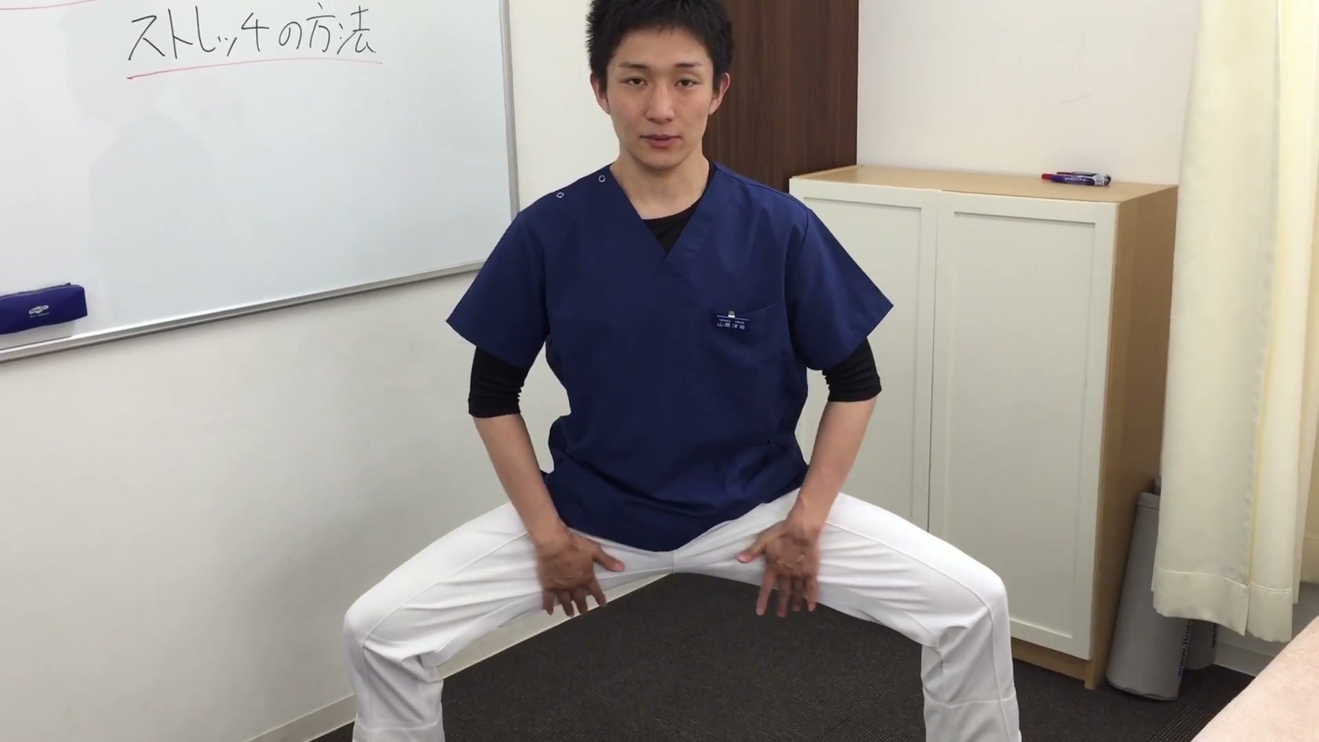 内転筋(うちもも)を動かすダイナミックストレッチ。脚を開いて膝を上下に動かす