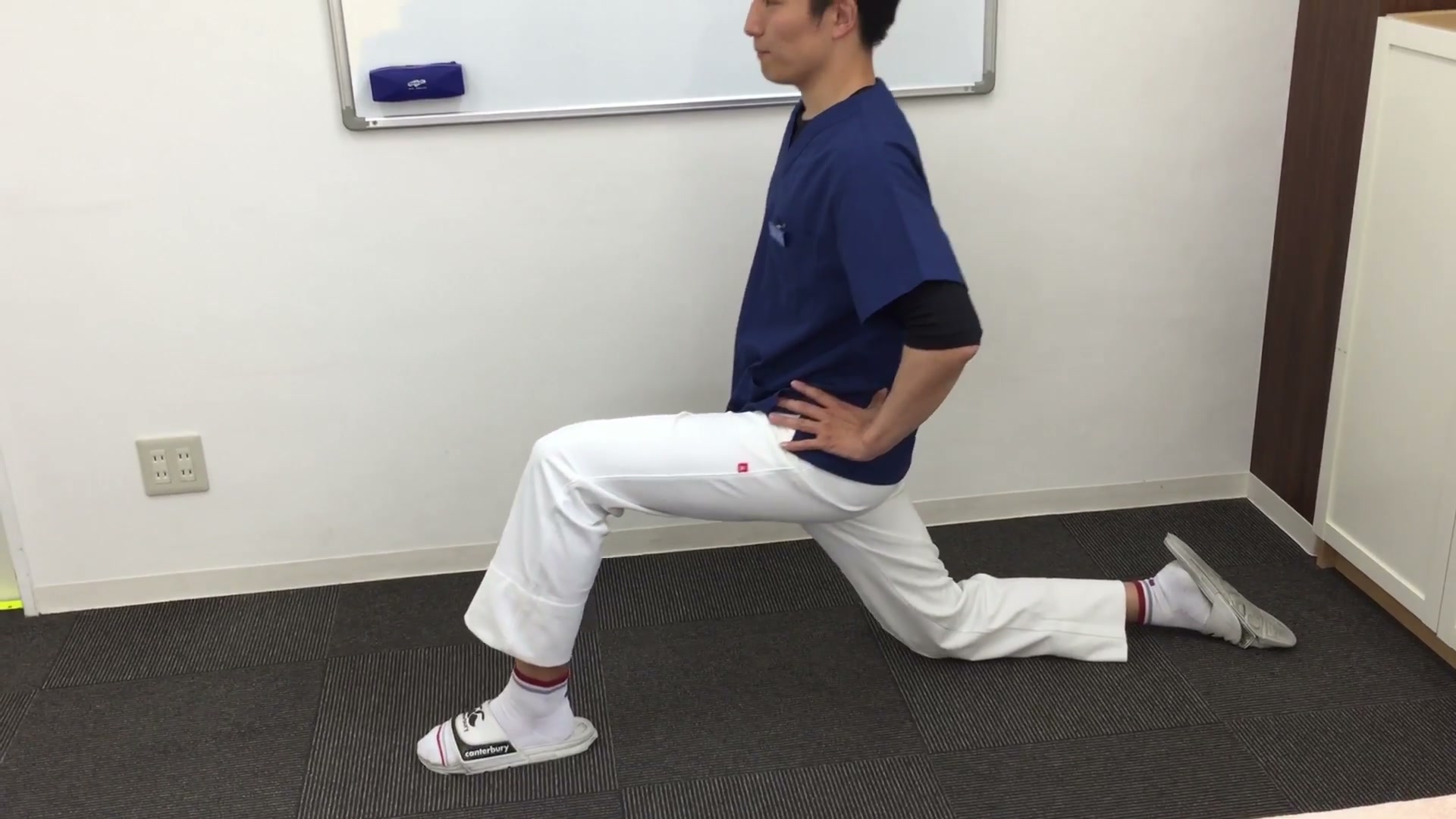 腸腰筋を伸ばすストレッチ。足を前後に開き上体をまっすぐ前に倒すランジ姿勢