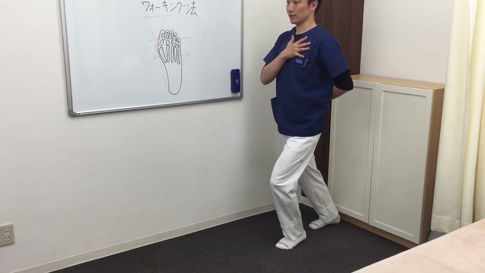 後ろ脚の膝を伸ばし、つま先を外に向けずかかとを着けたフォーム（横から）