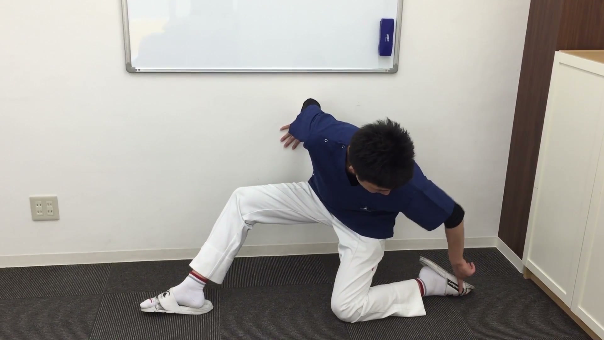 足を前後に開き、体をまっすぐに保って後ろ足側の股関節の前を伸ばす腸腰筋ストレッチ