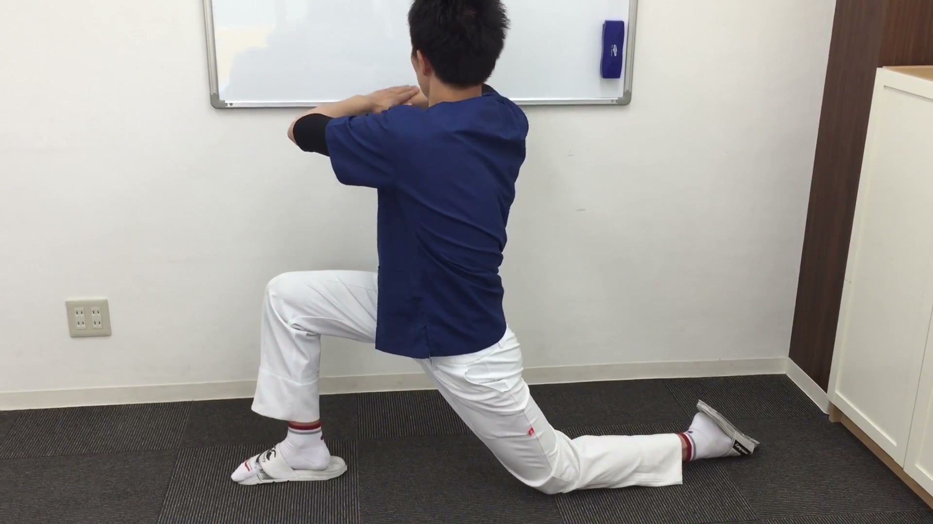 前後開きの姿勢から上半身を逆側にひねって腸腰筋をより深く伸ばす応用ストレッチ