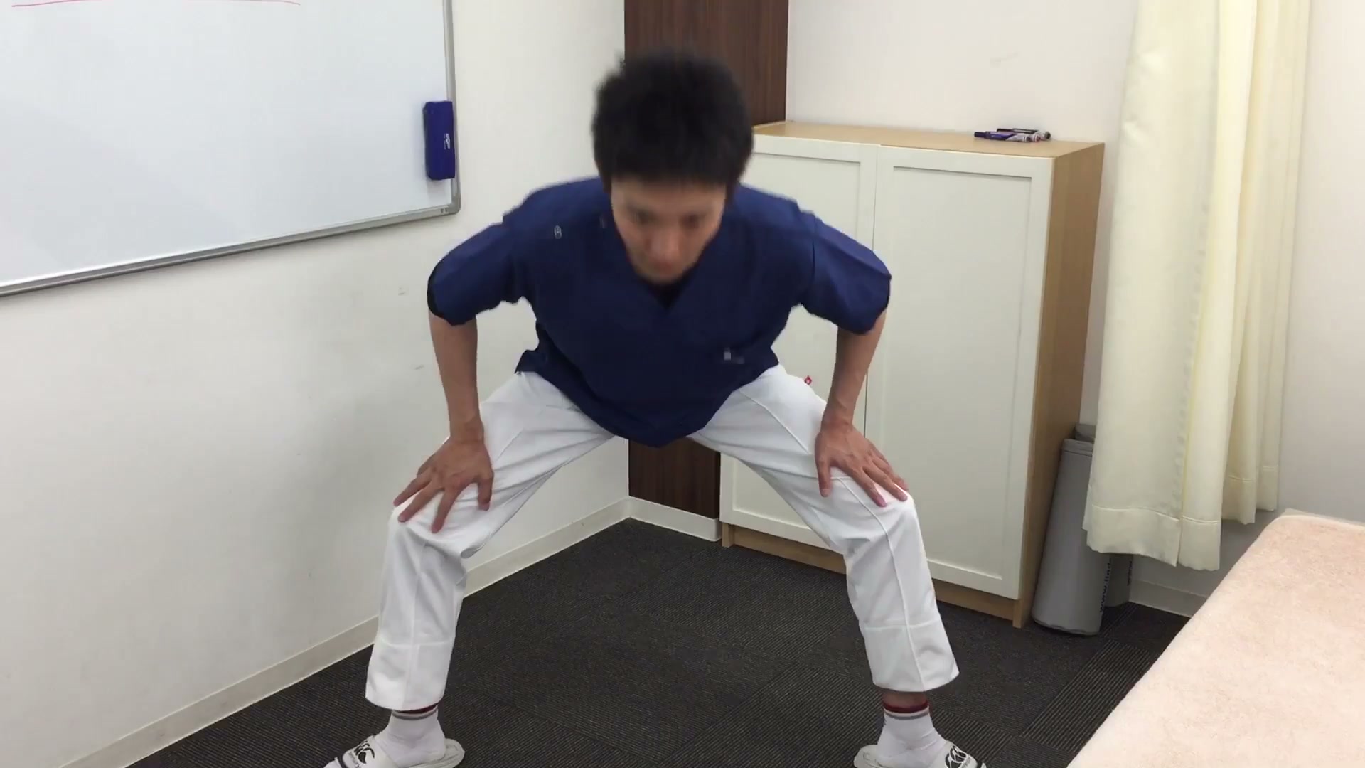 足を大きく開き、胸を張ってまっすぐ腰を落とす内転筋ストレッチの姿勢